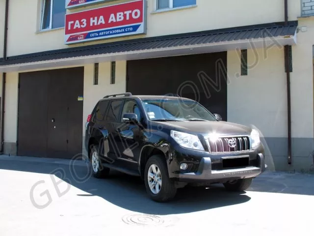 Ustanovka-gaza-na-Toyota-Land-Cruiser-150-2-7-Prado