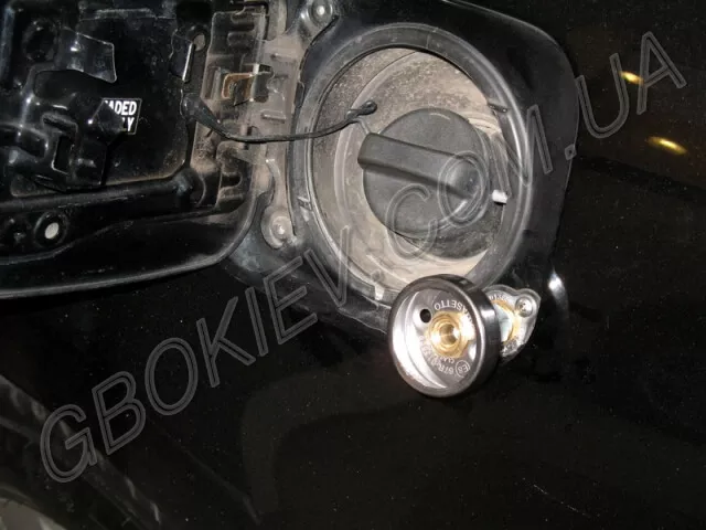 Заправочное в лючке бензобака на Toyota Camry 3.5 V40-Brc