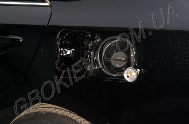 Заправочное устройствов лючке на Toyota Camry 2.5- V55 BRC